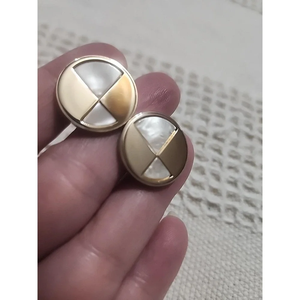 Vintage Avon Mother Of Pearl  Gold Toned Round Retro Cufflinks Fall out Atomic